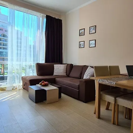 Apartment Sunny Plaza Cozy With Terrace By Menada
